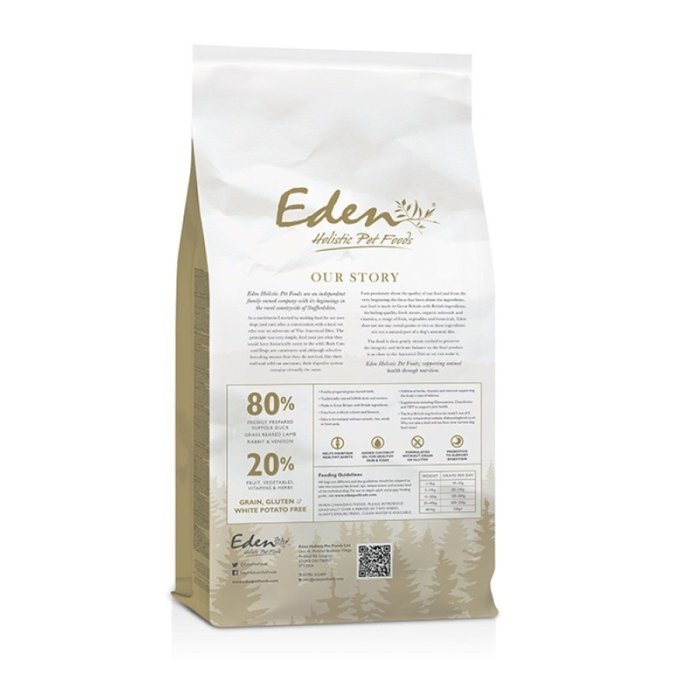 Biało-beżowy worek karmy Eden Holistic Pet Foods z tekstem.