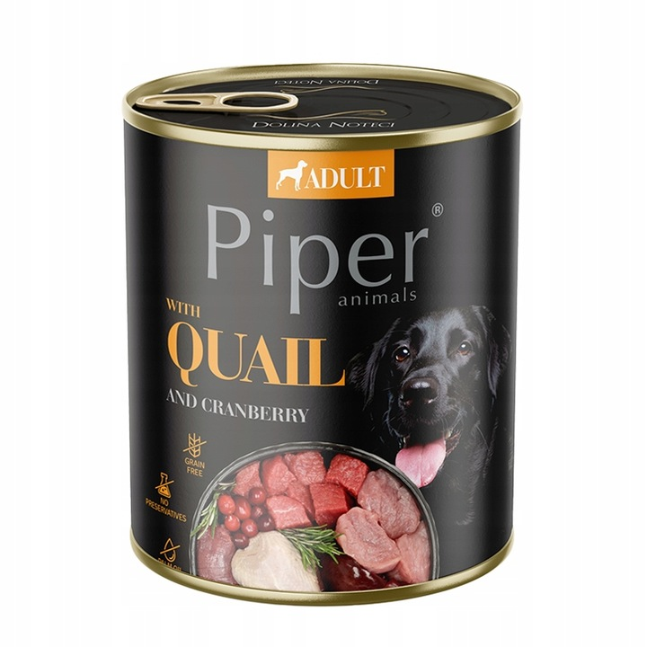 Lata negra de comida para perros Piper con codorniz y arándanos, con un perro negro y carne cruda.