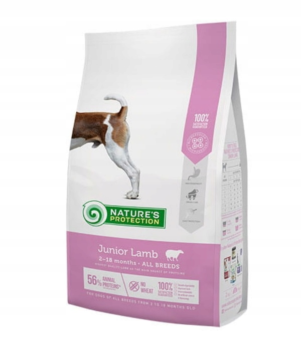 Worek karmy dla psów Nature's Protection Junior Lamb dla wszystkich ras, z tylnymi łapami psa.