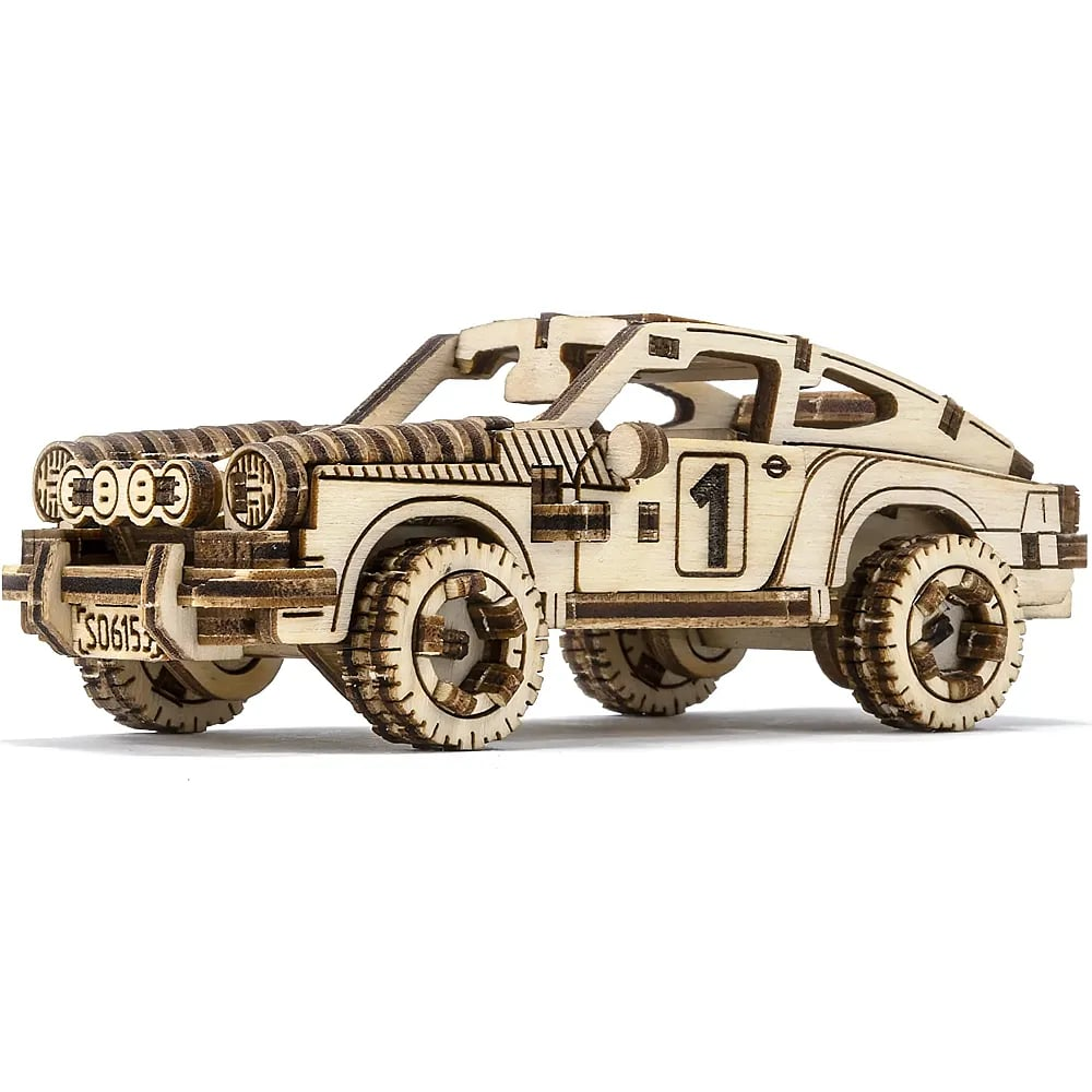Un modèle en bois détaillé d'une voiture de rallye avec quatre phares ronds, de gros pneus et le numéro 1 sur la porte.