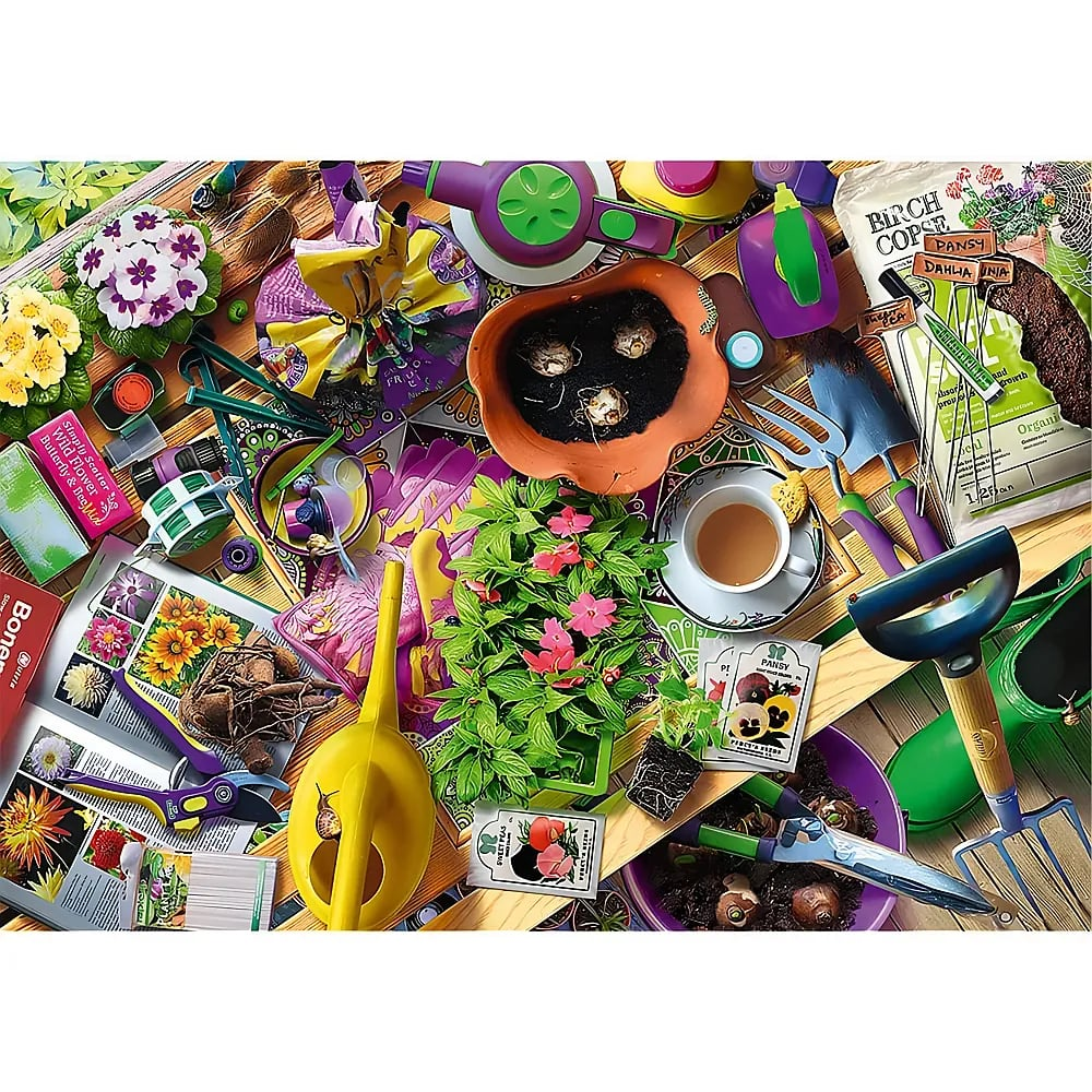 Flaches Bild mit Gartengeräten, Blumen, Töpfen und Samentüten auf Holz.