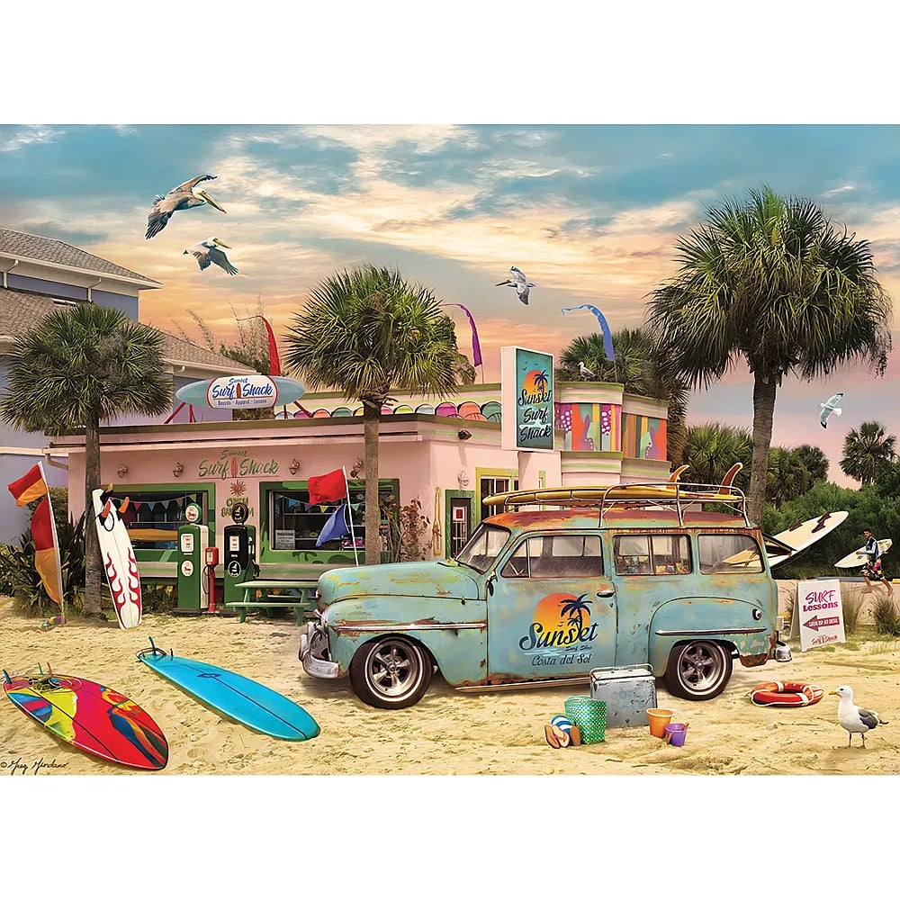 Ein türkisblauer Retro-Kombi parkt am Sandstrand vor einem pinkfarbenen Surfshop mit Palmen unter einem bewölkten Himmel.