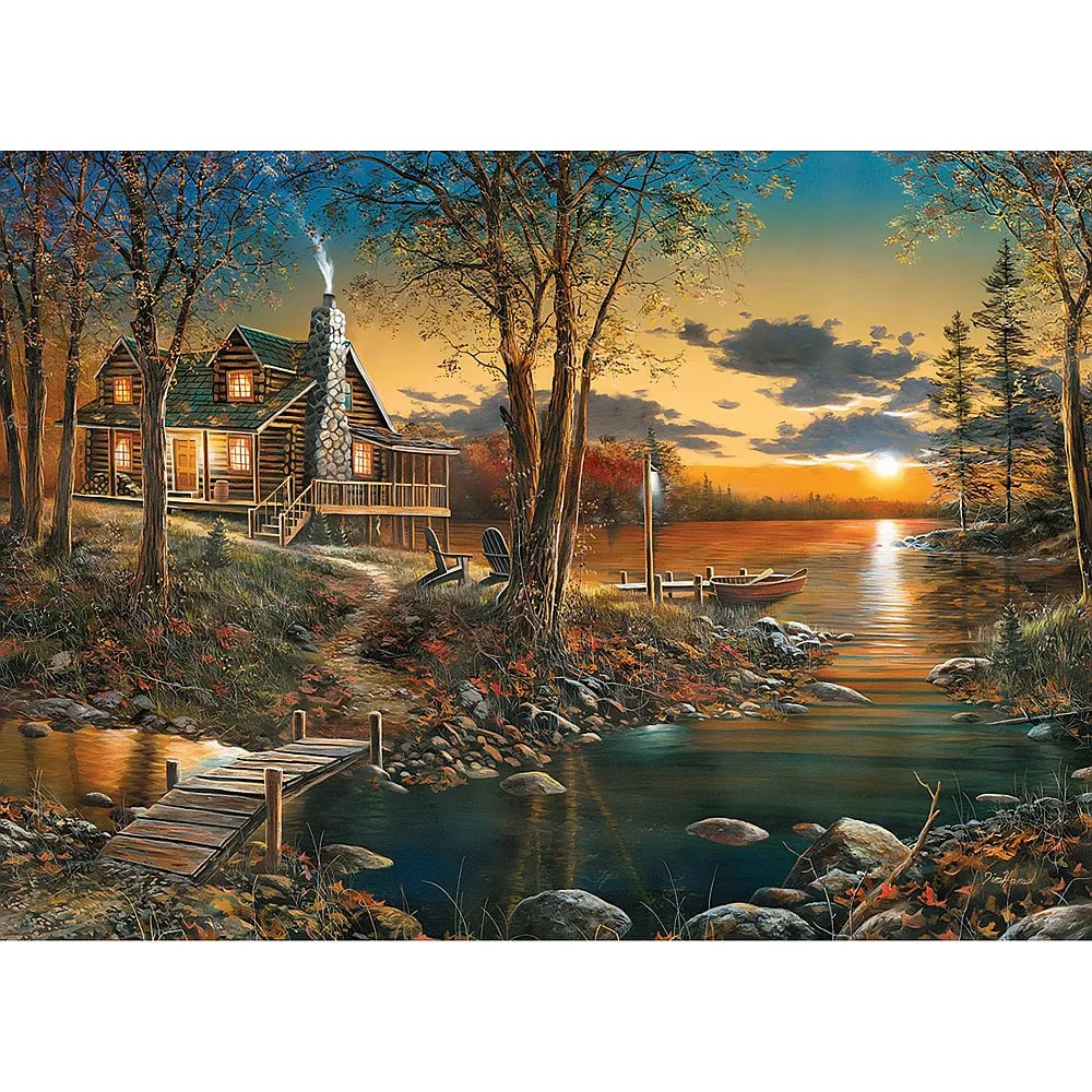 Eine rustikale Hütte an einem See bei Sonnenuntergang mit Holzbrücke, leuchtenden Fenstern und rauchendem Kamin.