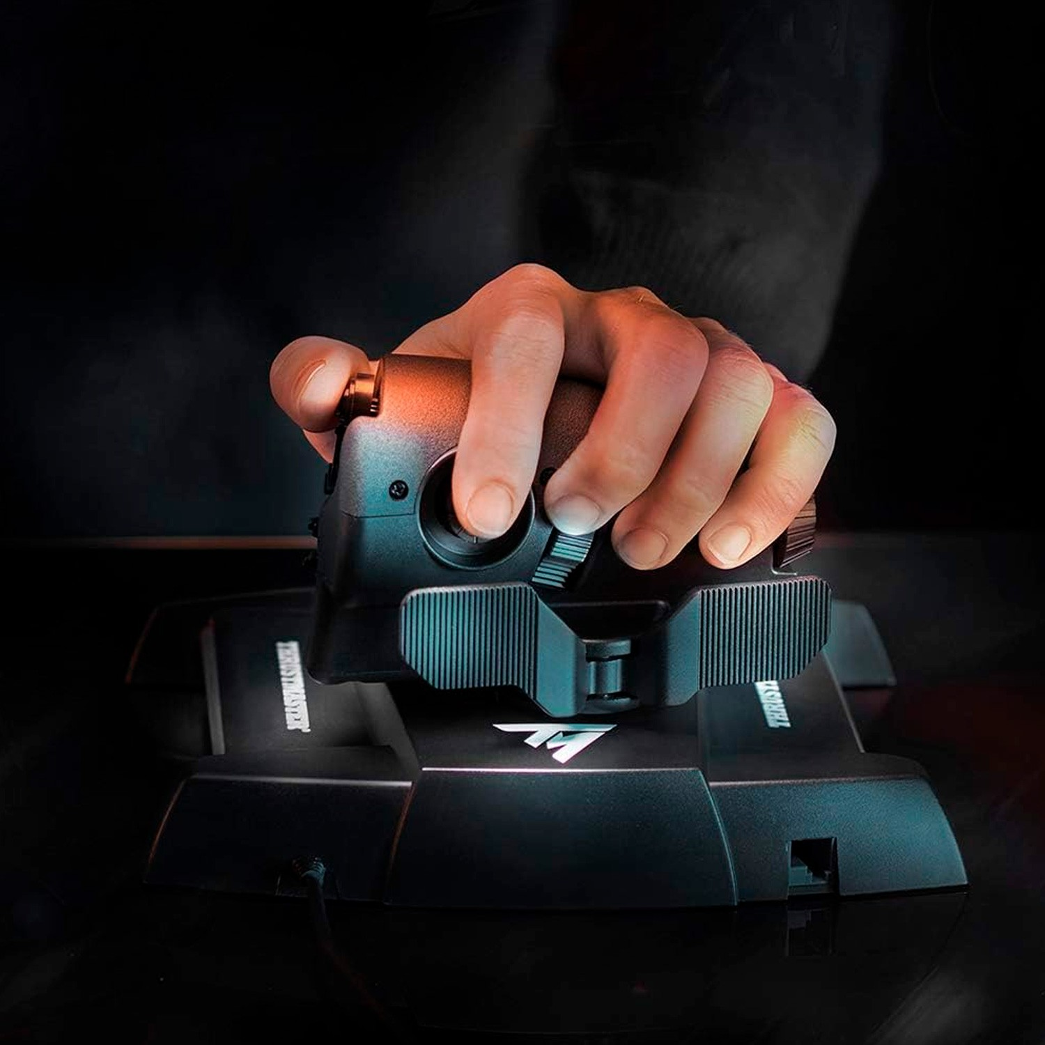 Eine Hand hält einen schwarzen Flugsimulator-Joystick auf einer beleuchteten Basis.