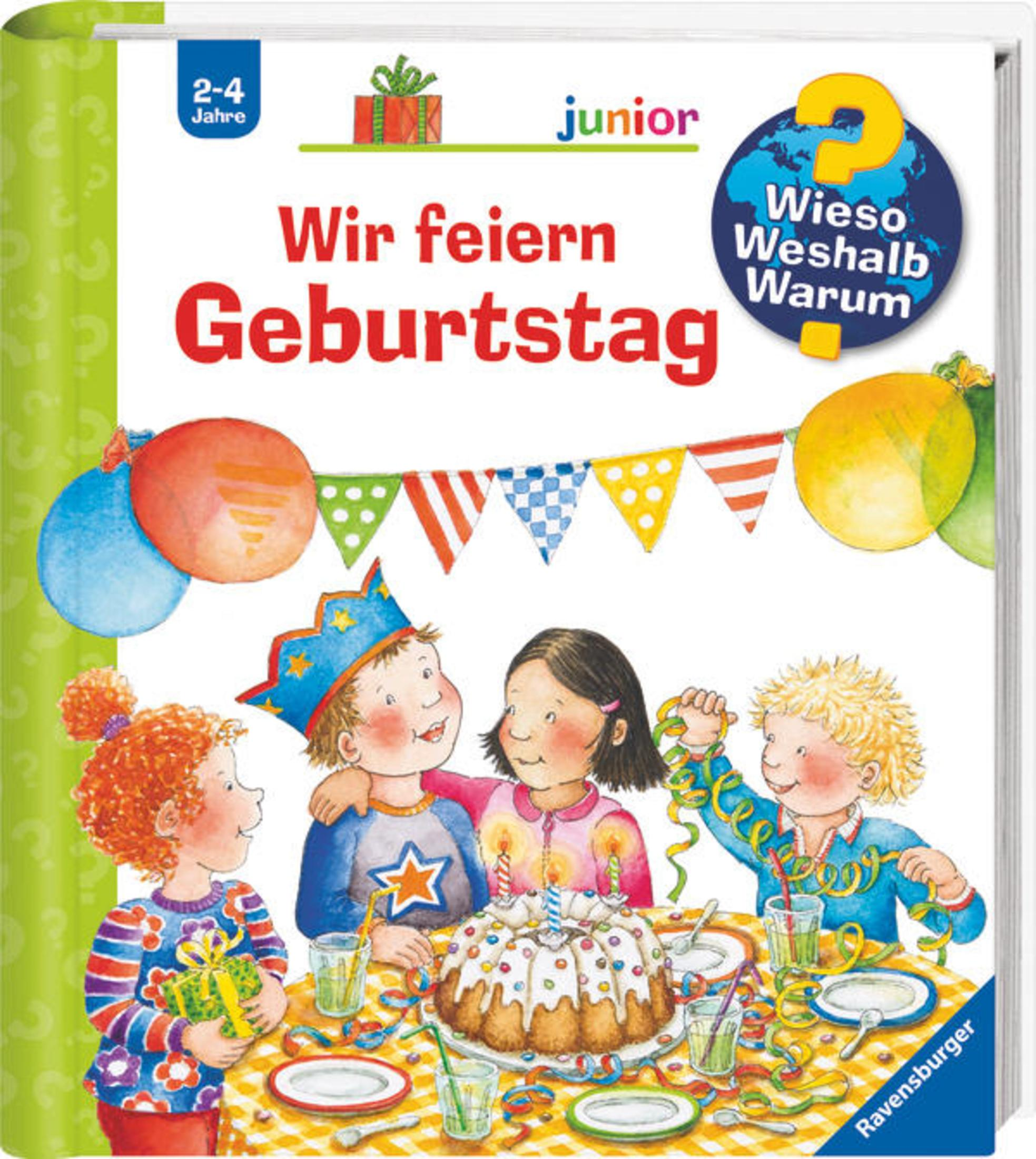 Kinder feiern Geburtstag am Tisch mit Kuchen, Luftballons und Geschenken.