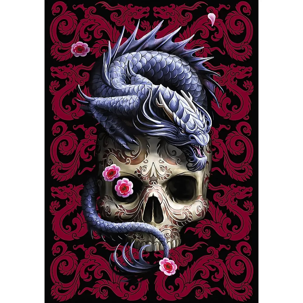 Ein violetter Drache ruht auf einem verzierten Schädel vor dunklem, rot gemustertem Hintergrund mit rosa Blumen.