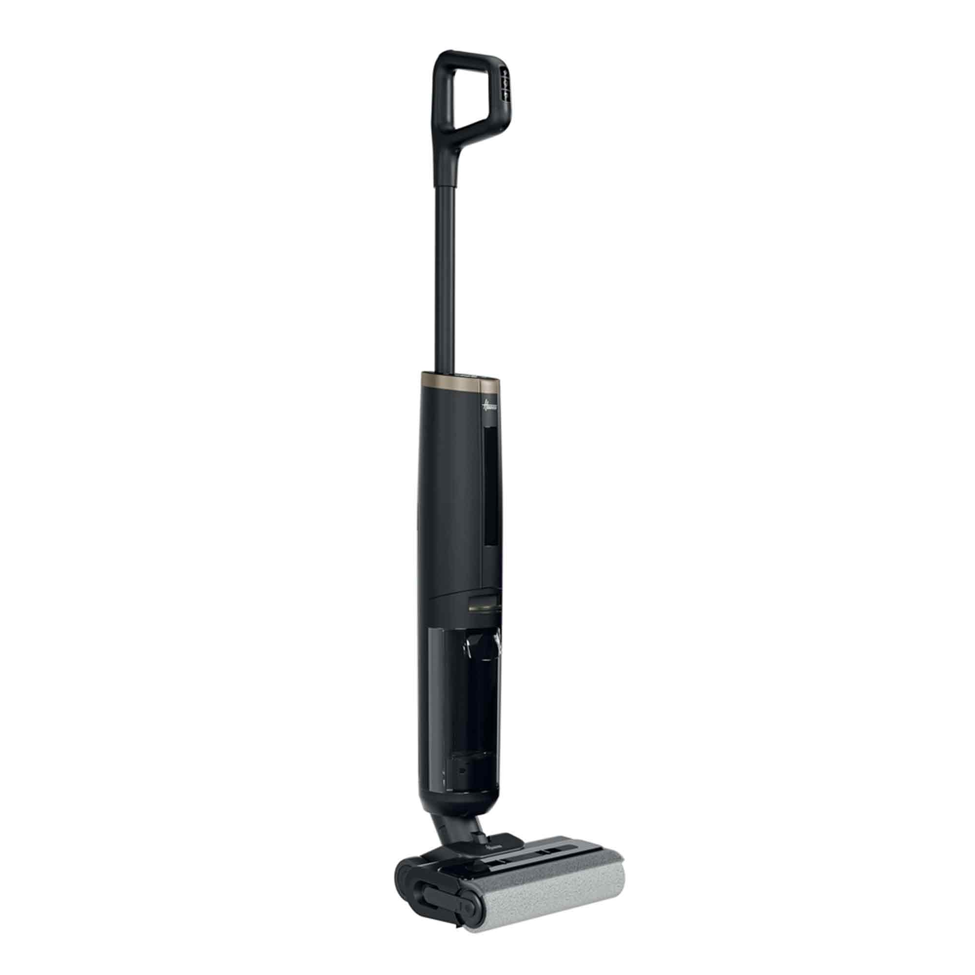 Un elegante aspirapolvere verticale nero con una spazzola a rullo alla base e un manico in alto.