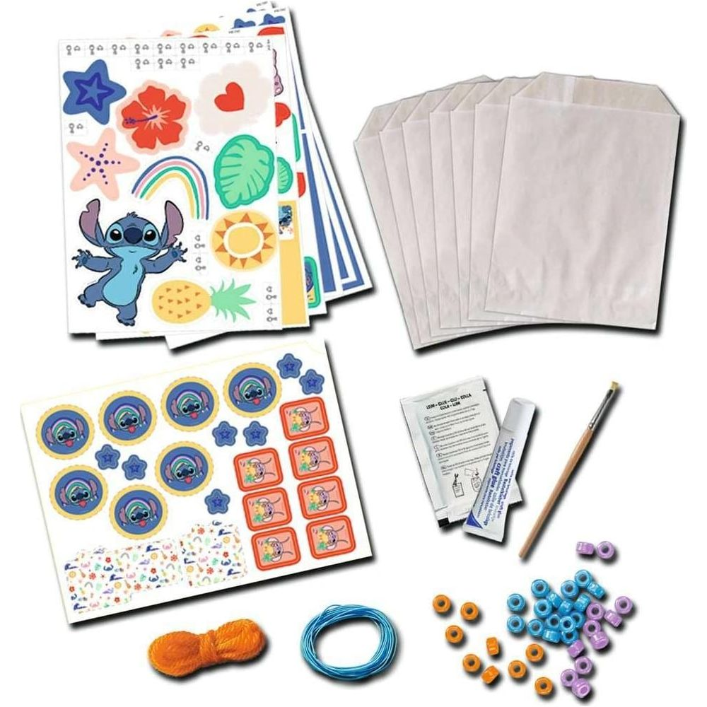 Stitch-Bastelset mit Stickern, weißen Papiertüten, Kleber, Pinsel, Garn und bunten Perlen auf weißem Hintergrund.