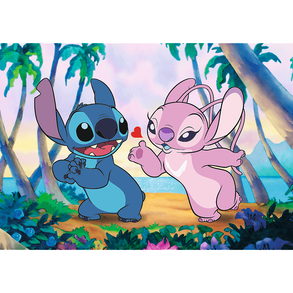 Stitch und Angel spielen an einem tropischen Strand mit Palmen im Hintergrund und einem kleinen roten Herzen dazwischen.