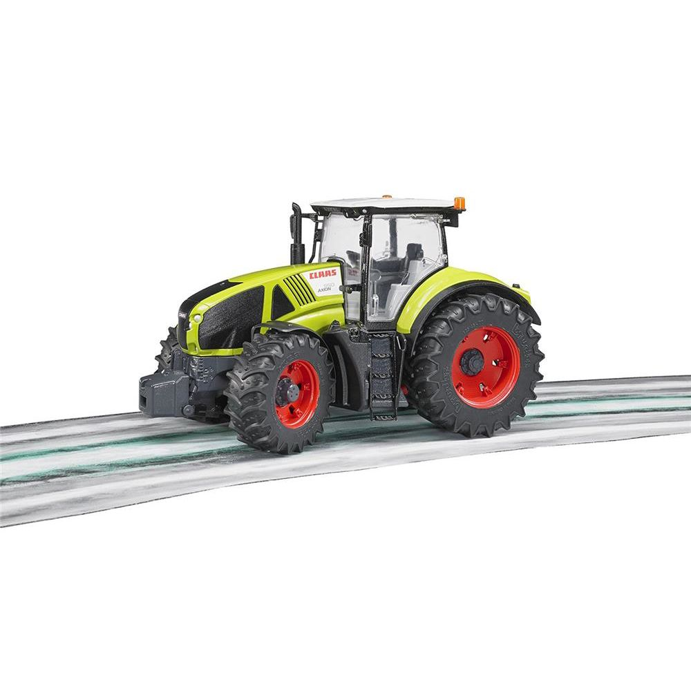 Ein Claas-Spielzeugtraktor mit grün-schwarzer Karosserie und roten Felgen vor hellem Hintergrund.