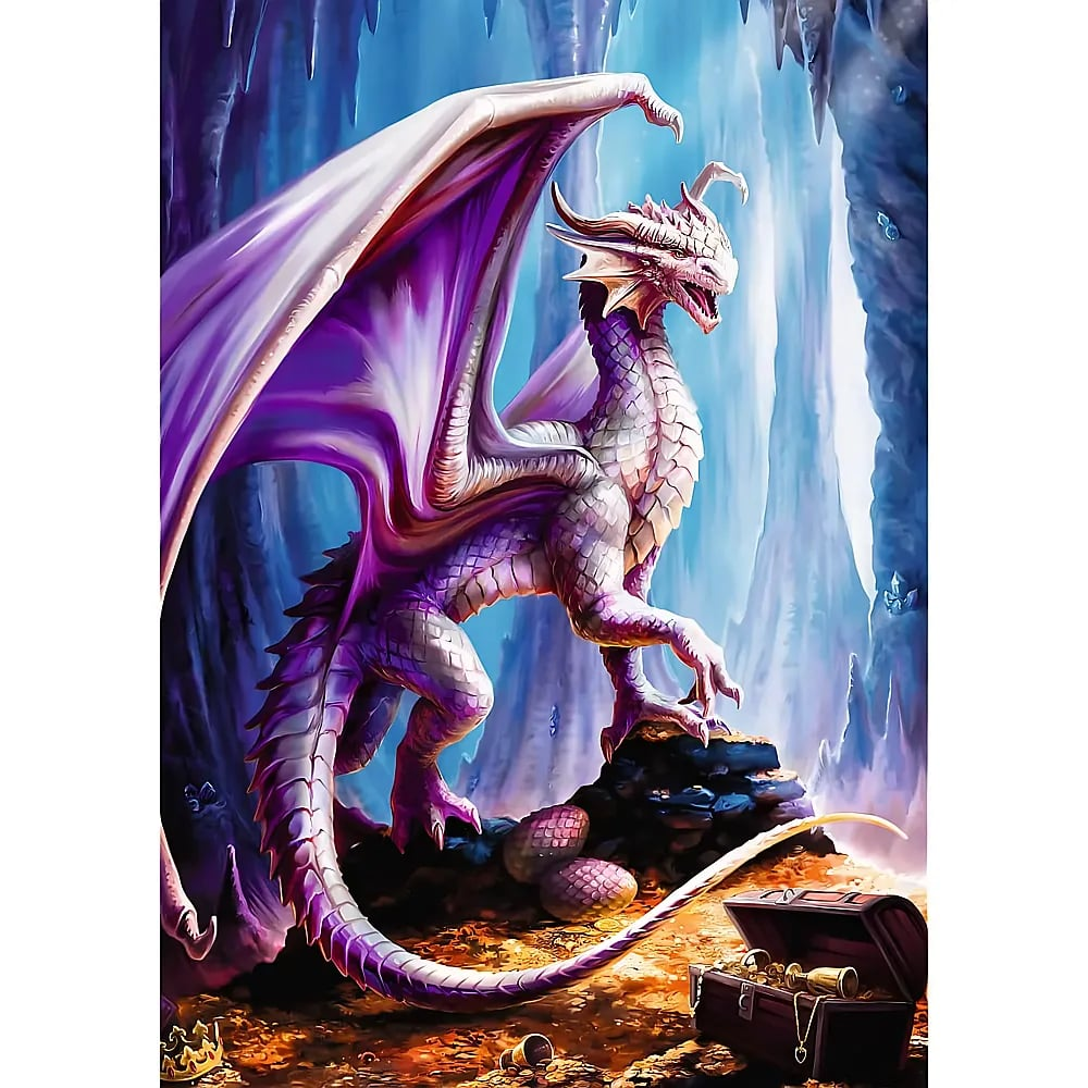 Un majestuoso dragón blanco y morado se encuentra en una cueva de cristal sobre un tesoro con un cofre abierto.