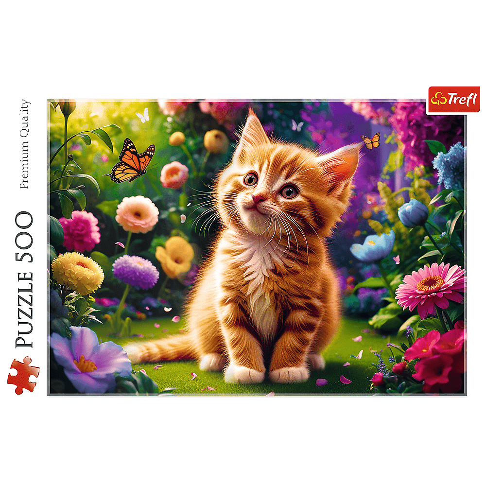 Ein kleiner orangegetigerter Kater sitzt im Garten inmitten bunter Blumen und Schmetterlinge.