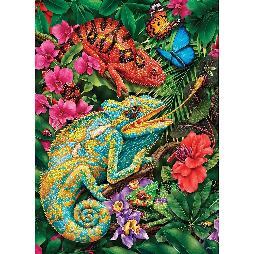 Drei bunte Chamäleons sitzen zwischen grünen Blättern, bunten Blumen und Schmetterlingen.