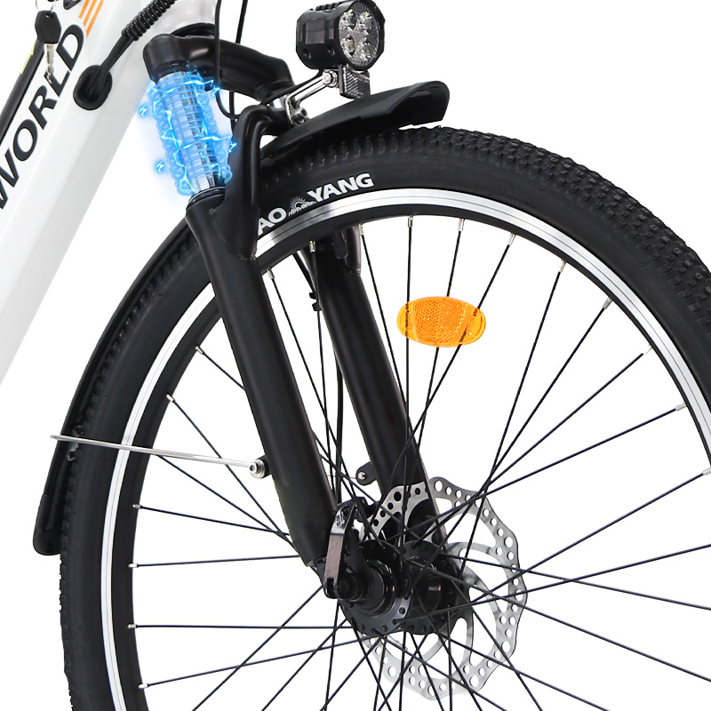 Primo piano della ruota anteriore di una bicicletta, freno a disco, forcella ammortizzata e faro.