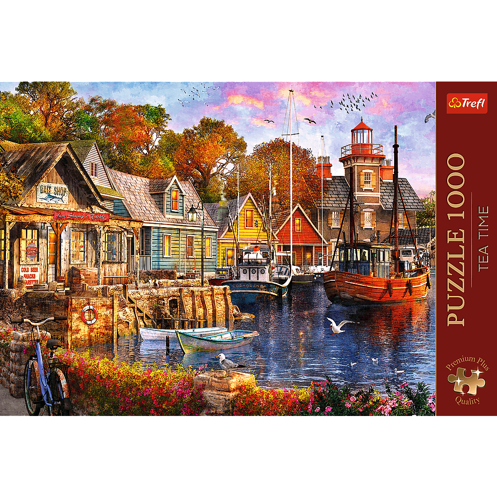 Buntes Hafenstädtchen im Herbst mit Booten, Leuchtturm und blühenden Blumen am Wasser.