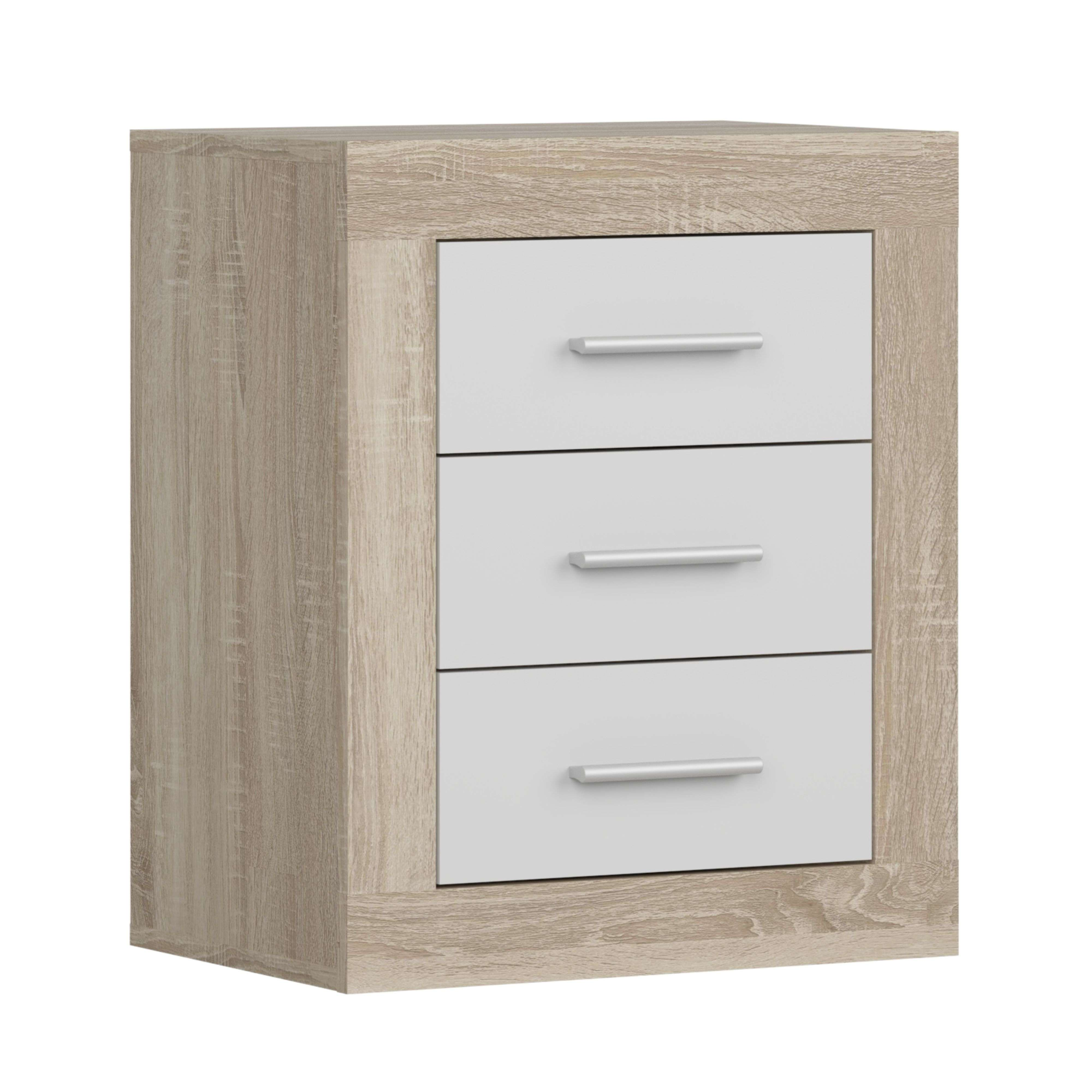 Pequeña mesita de noche con textura de madera, tres cajones gris claro y tiradores plateados sobre fondo blanco.