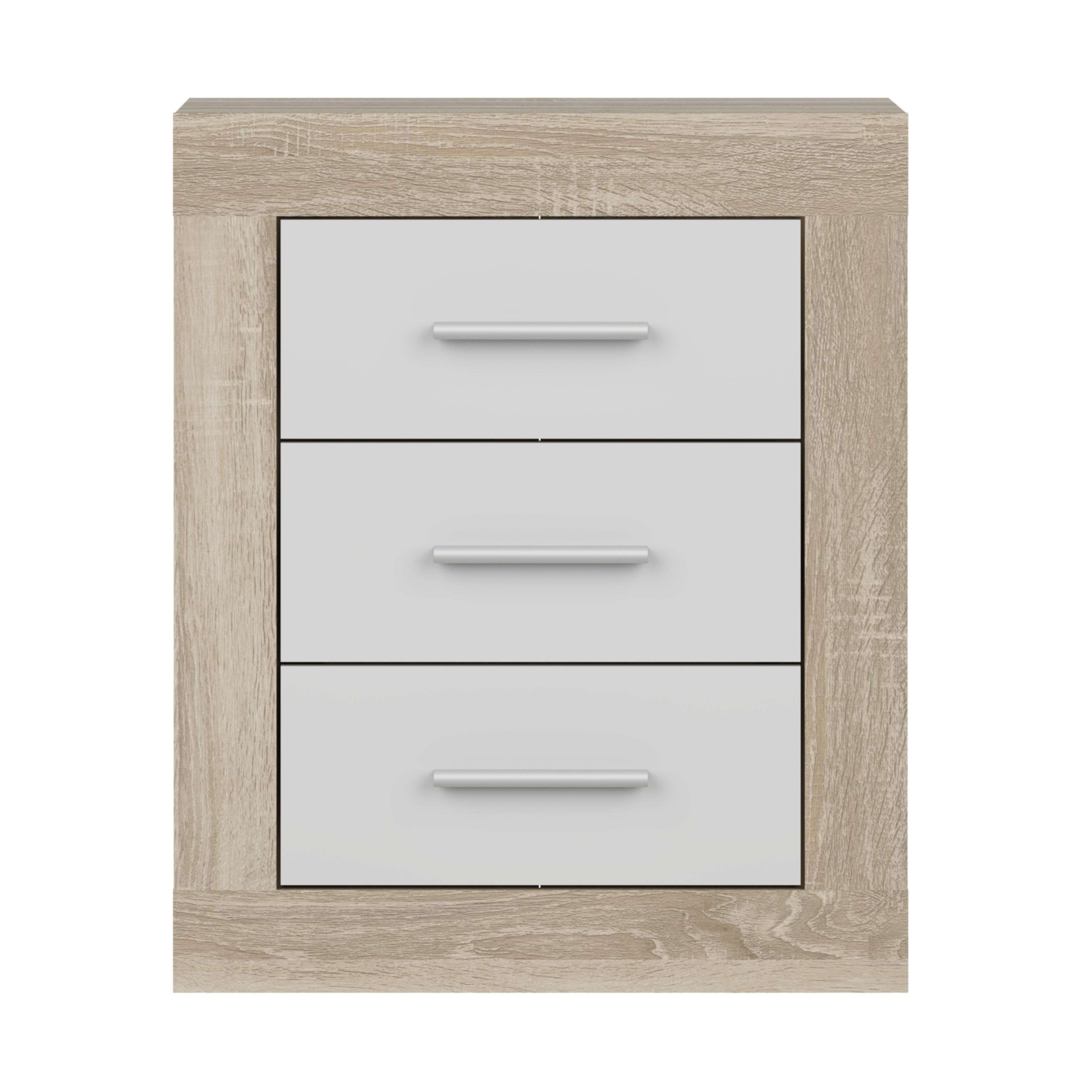 Una mesita de noche de madera con tres cajones blancos y tiradores plateados sobre fondo blanco.
