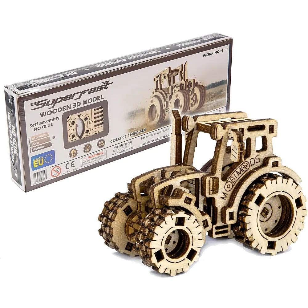 Ein hölzernes 3D-Traktormodell steht vor seiner Verpackung mit Produktbild.