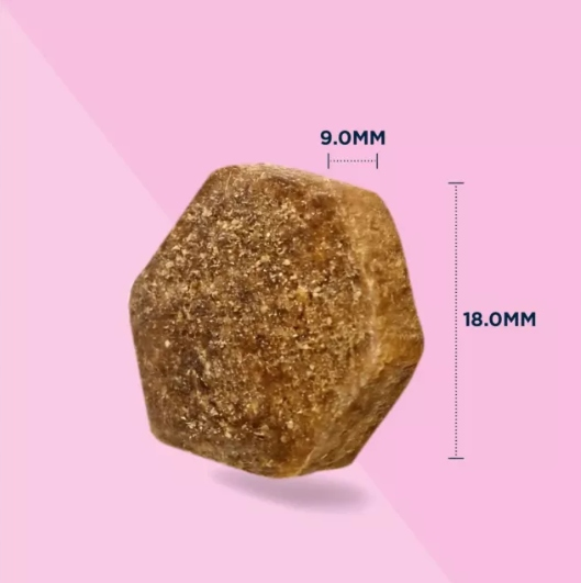 Sześciokątny brązowy kawałek karm dla zwierząt na różowym tle z wymiarami 9,0 mm i 18,0 mm.