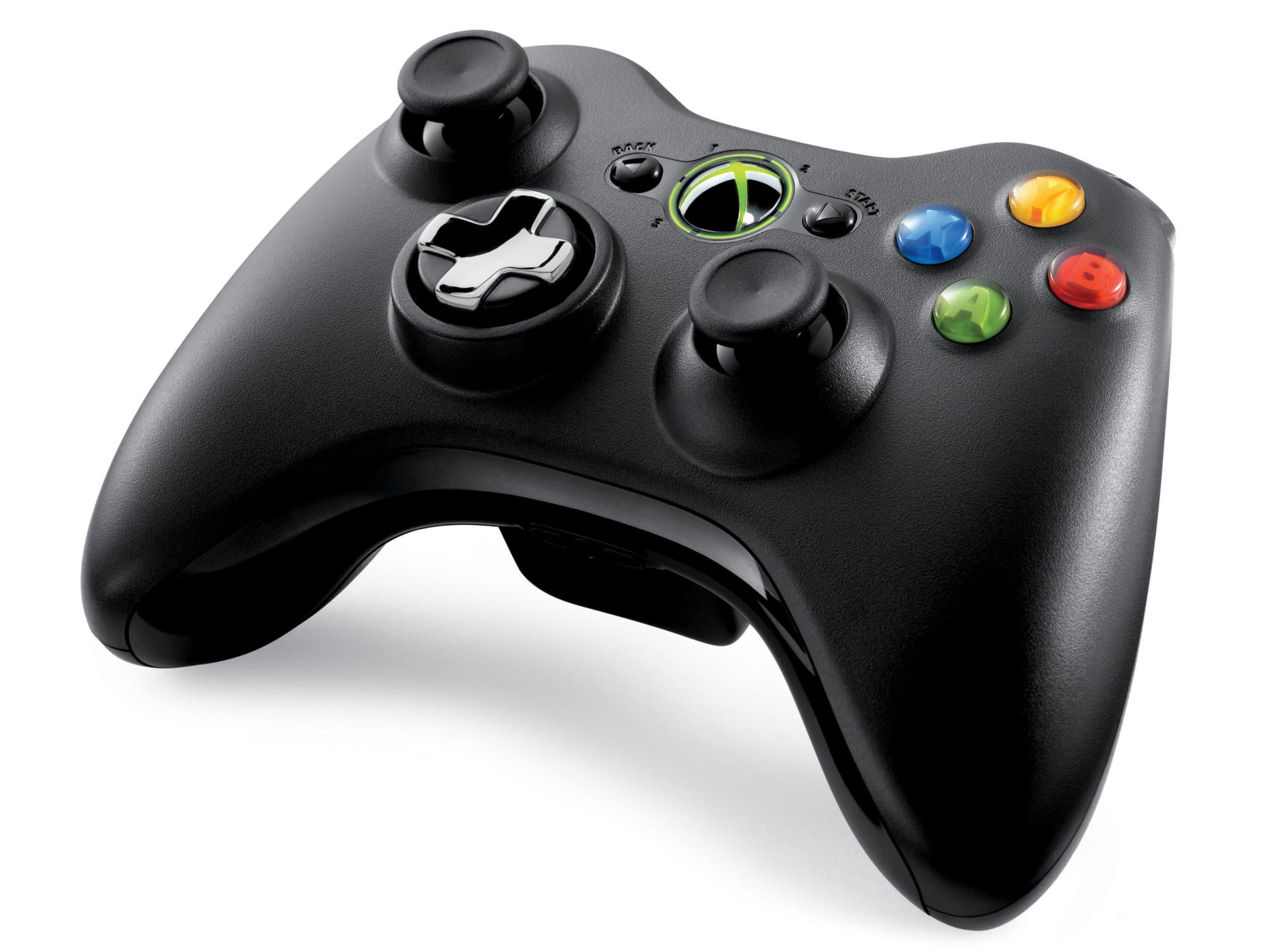 Ein schwarzer Xbox 360 Controller mit bunten Tasten auf weißem Hintergrund.
