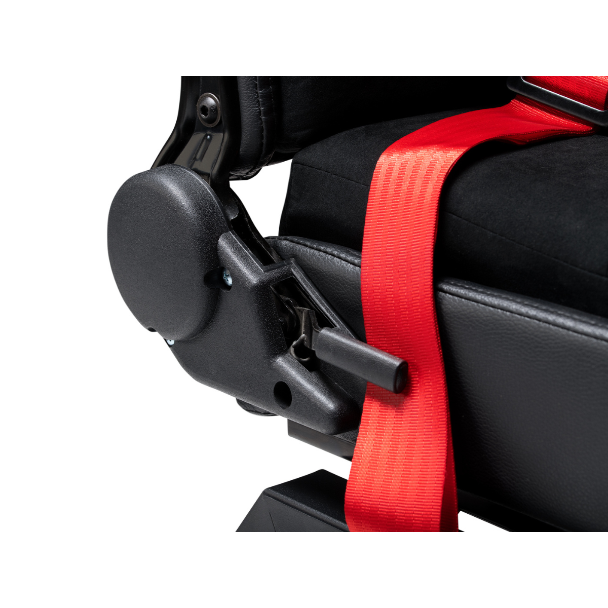 Asiento negro con arnés de seguridad rojo y palanca de ajuste en el lateral.
