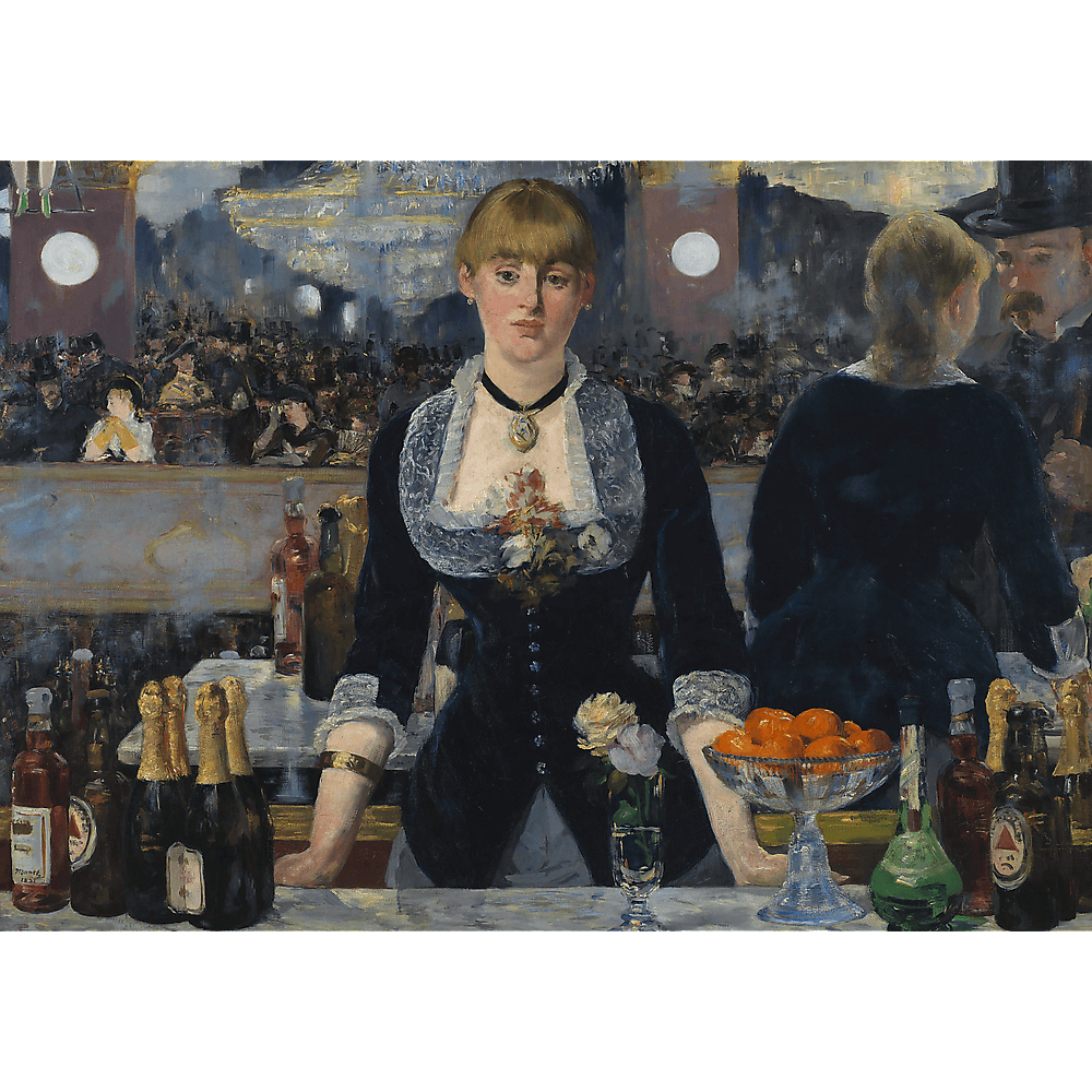 Eine blonde Kellnerin steht hinter einer Bar mit Flaschen und Orangen, im Hintergrund ein belebtes Café.
