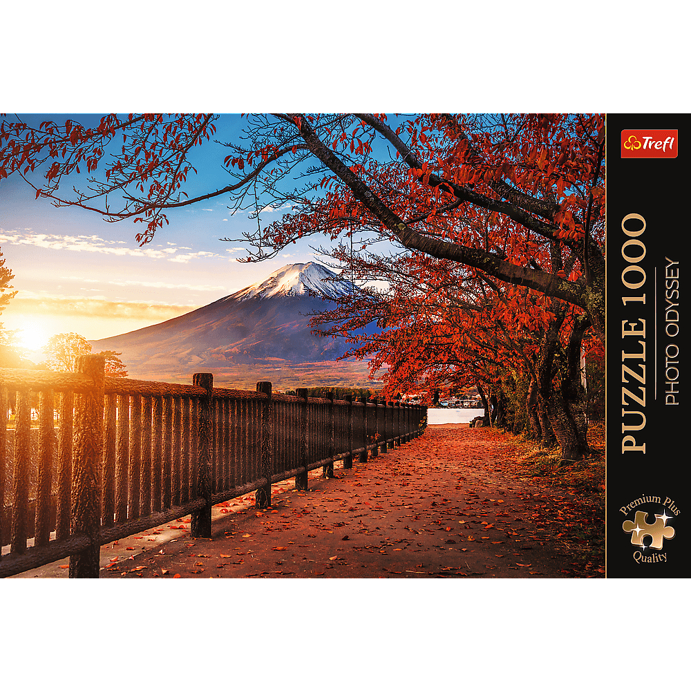 Herbstweg mit rotem Laub, Holzzaun und Blick auf den schneebedeckten Fuji bei Sonnenuntergang.