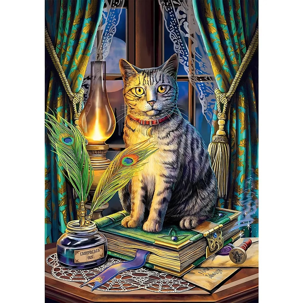 Eine Tigerkatze sitzt auf einem Buch neben Tintenfass, Pfauenfedern und Lampe vor nächtlichem Fenster.