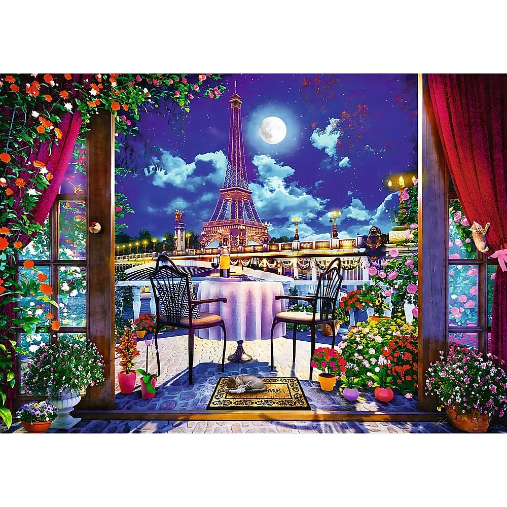 Ein Balkon mit Tisch, Stühlen und Blumen mit Blick auf den beleuchteten Eiffelturm bei Vollmond.