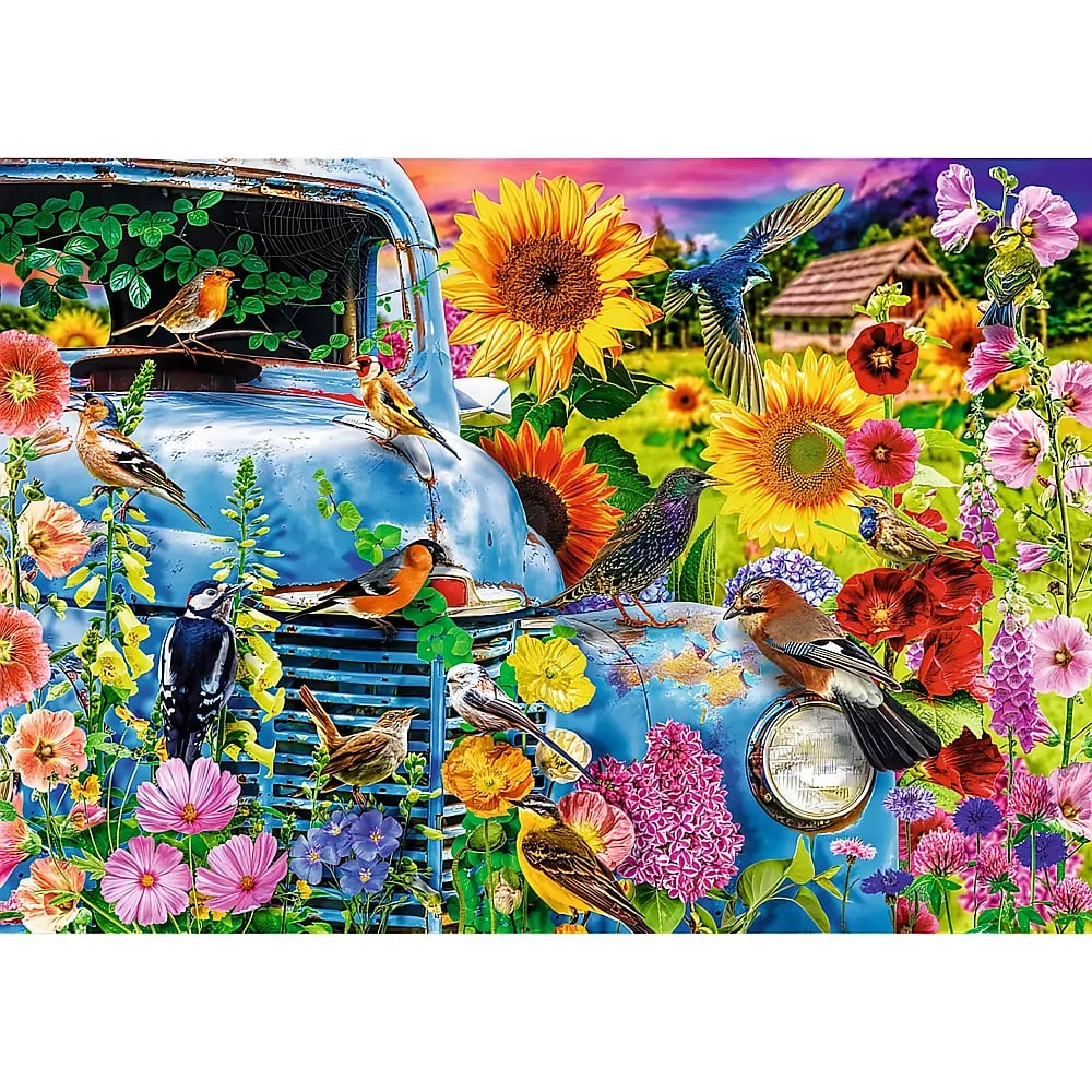 Bunte Vögel, leuchtende Sonnenblumen und Blumen umgeben einen alten blauen Lastwagen auf dem Land.