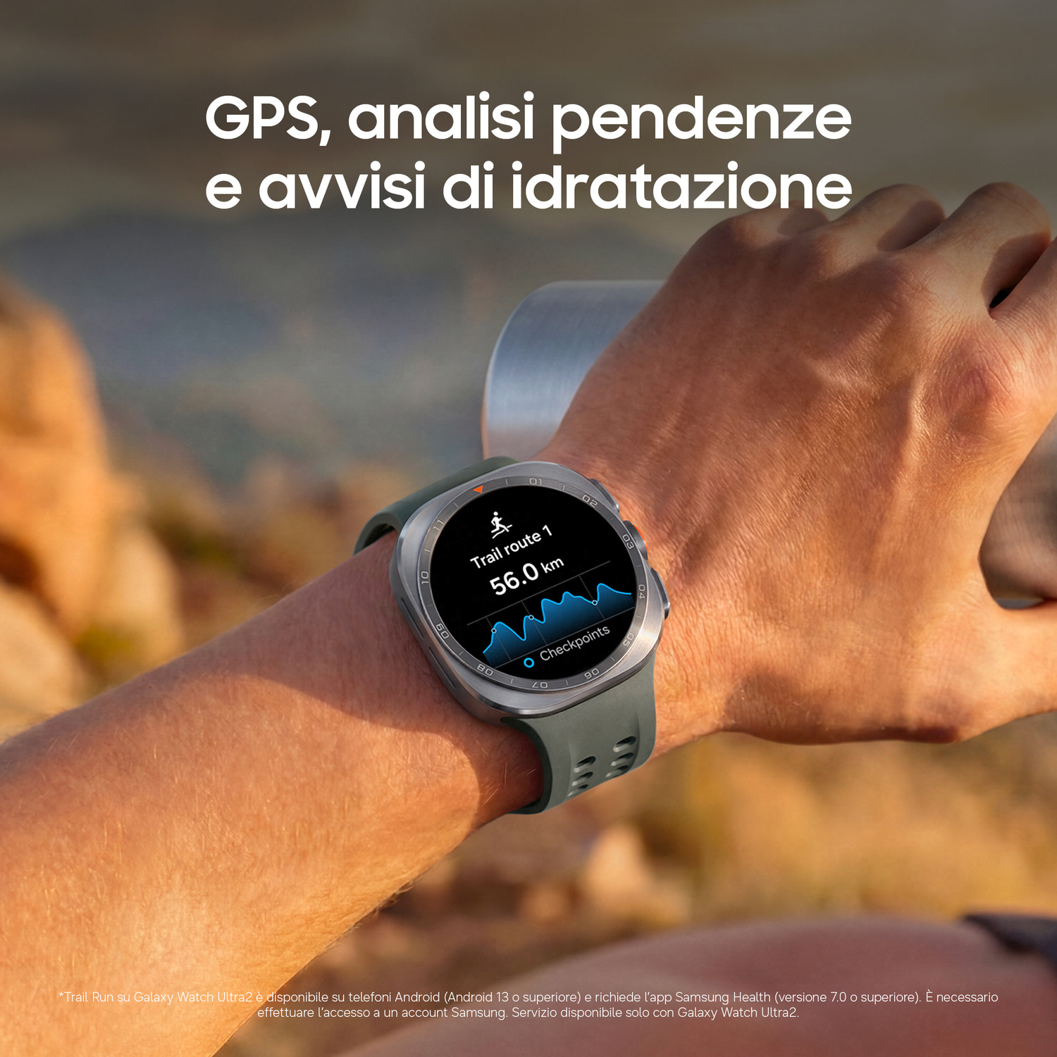 Eine Smartwatch mit einer Wanderroute auf dem Bildschirm am Handgelenk einer Person im Freien.