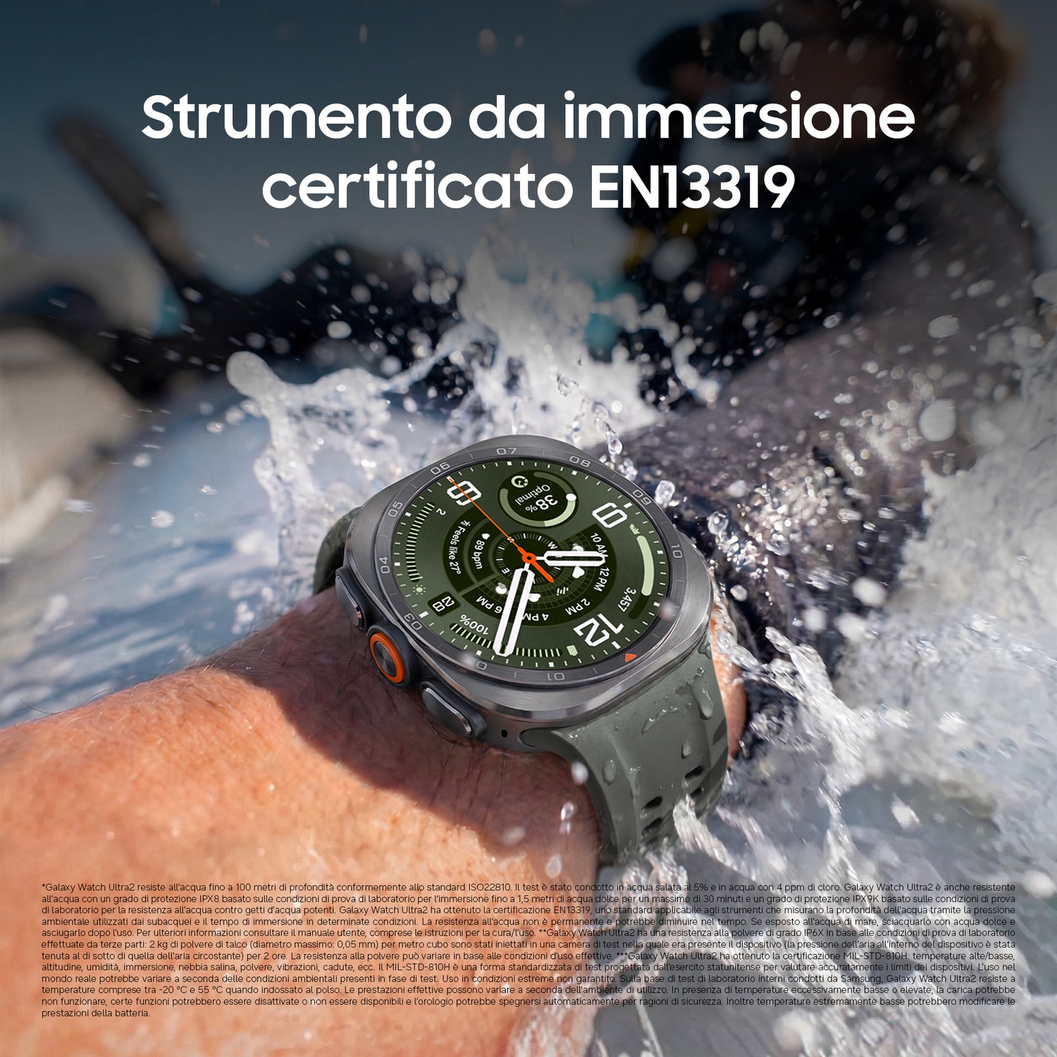 Eine Smartwatch mit grünem Zifferblatt wird inmitten von spritzendem Wasser am Handgelenk getragen.