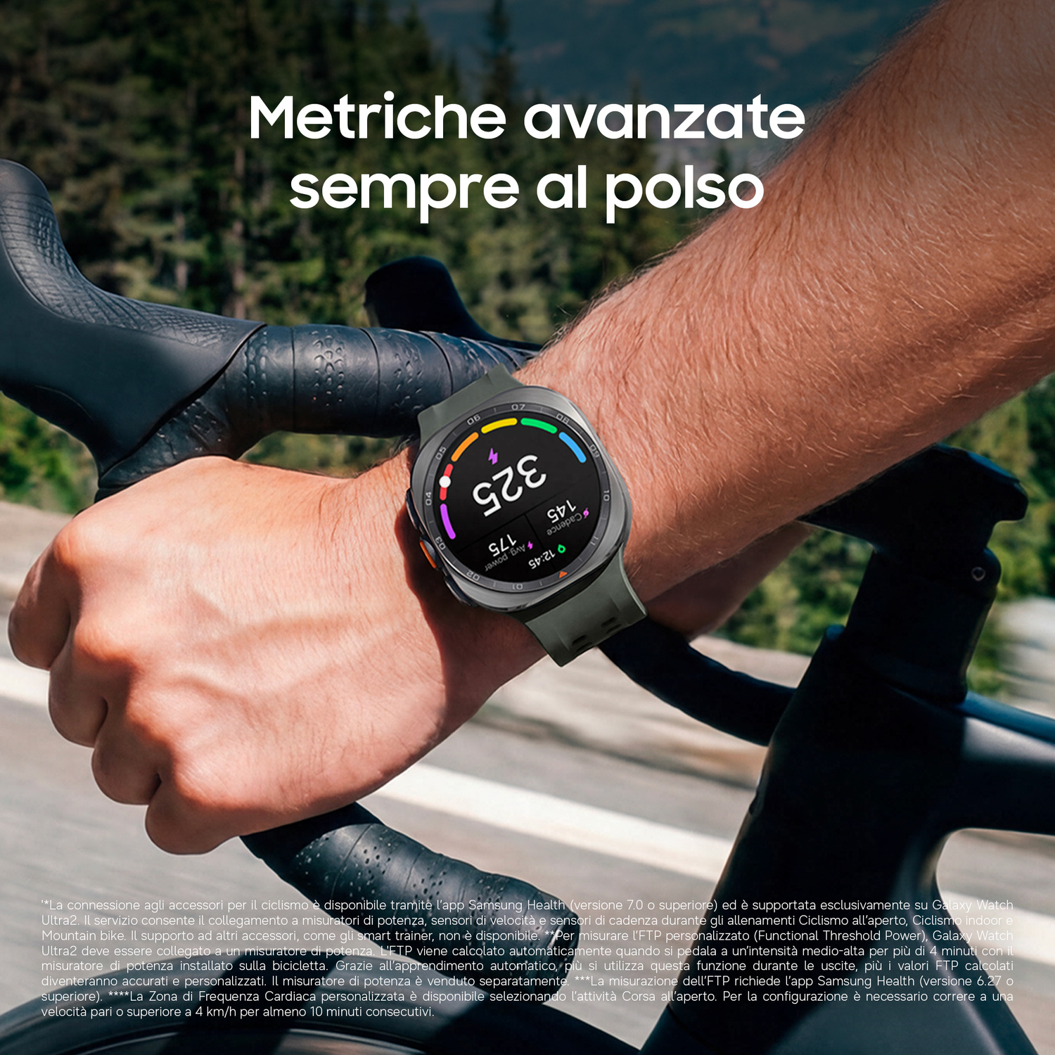 Arm mit Smartwatch an einem Fahrradlenker, im Hintergrund eine verschwommene Landschaft.