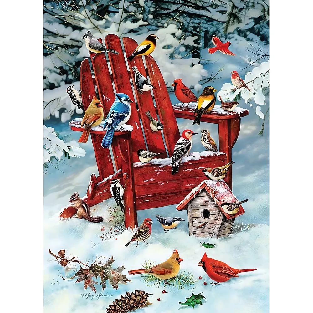 Viele bunte Vögel und ein Eichhörnchen rund um einen roten Holzstuhl im winterlichen Schnee.