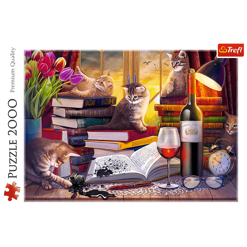 Kätzchen spielen in einem Zimmer mit Büchern, Wein, einer Lampe und Blumen bei Sonnenuntergang.