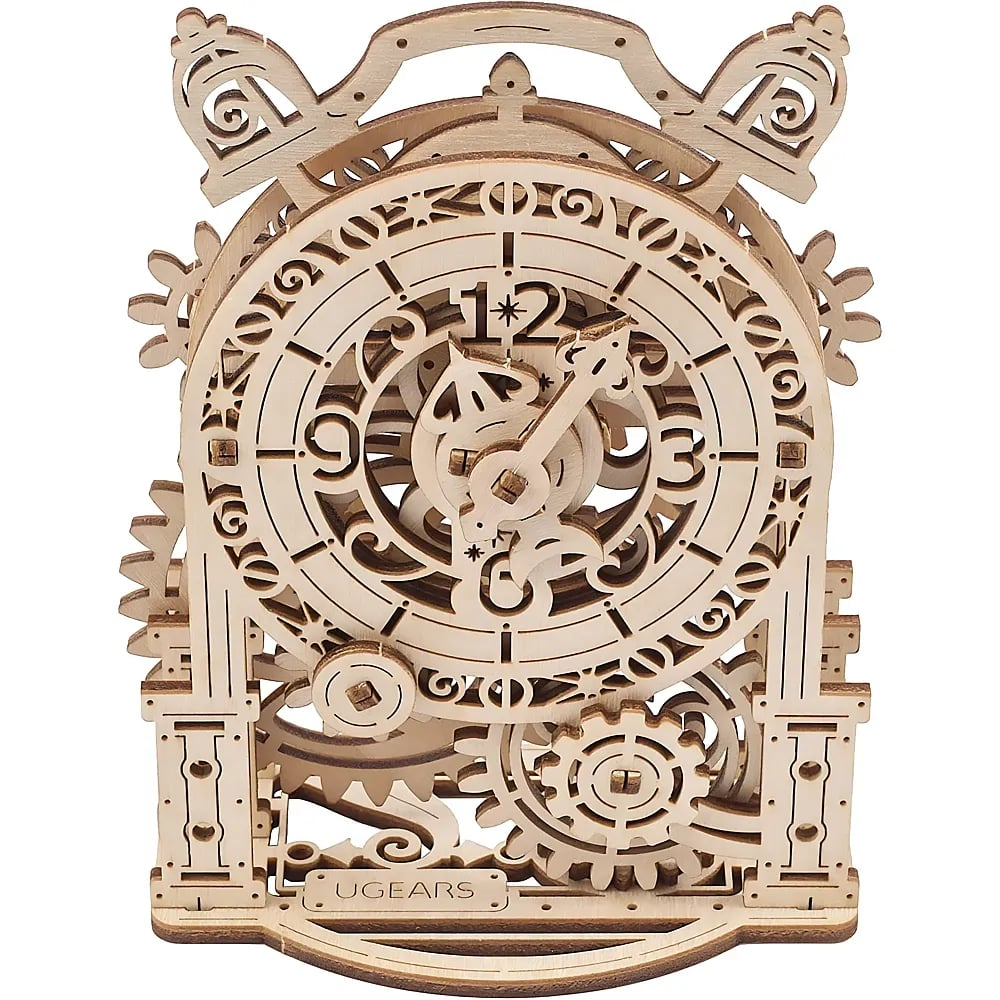 Eine dekorative, lasergeschnittene Holzuhr mit komplizierten Zahnrädern, Zifferblatt und dem Ugears-Logo unten.