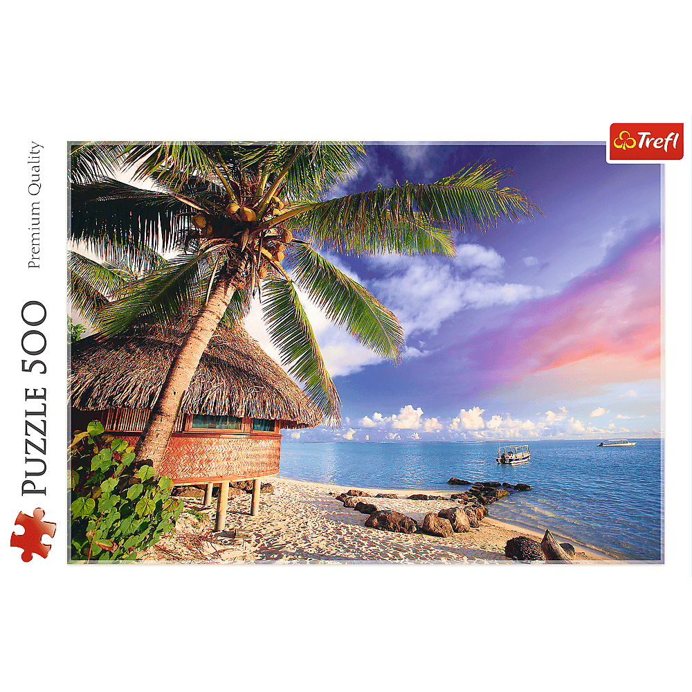 Tropischer Strand mit Pfahlbau, Palme und Booten im blauen Meer unter buntem Abendhimmel.