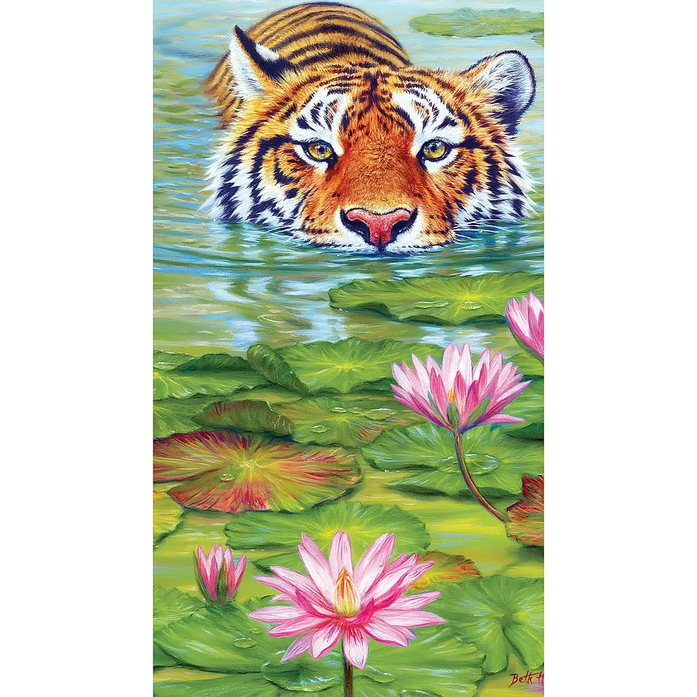 Ein Tiger schwimmt im Wasser, umgeben von grünen Seerosenblättern und rosa Seerosen.