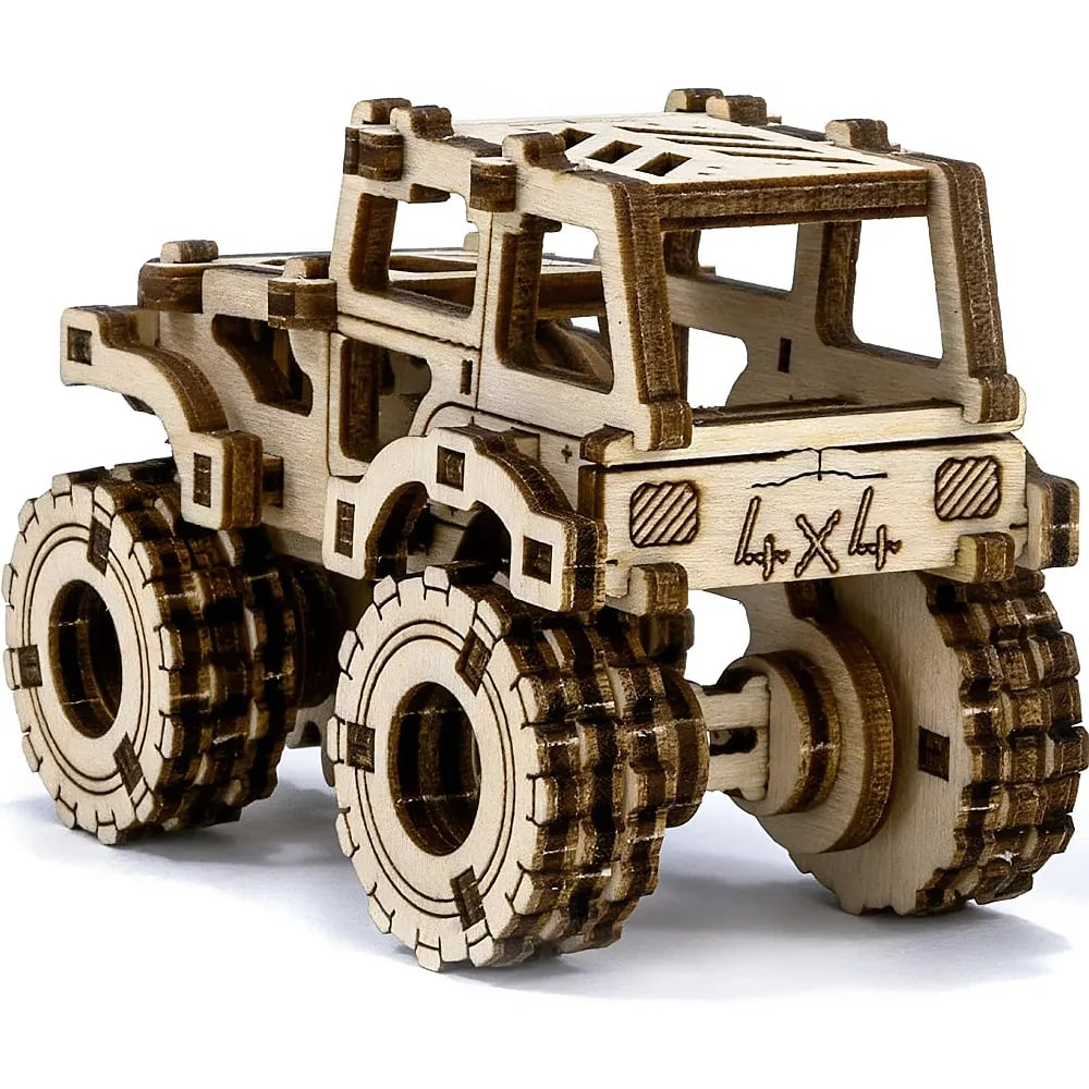 Un modèle 3D en bois détaillé d'un camion tout-terrain avec de grandes roues.