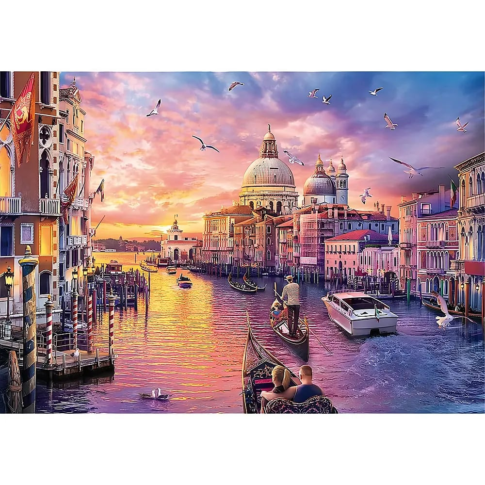 Venediger Kanal bei Sonnenuntergang mit Gondeln, historischen Gebäuden, Booten und fliegenden Möwen.