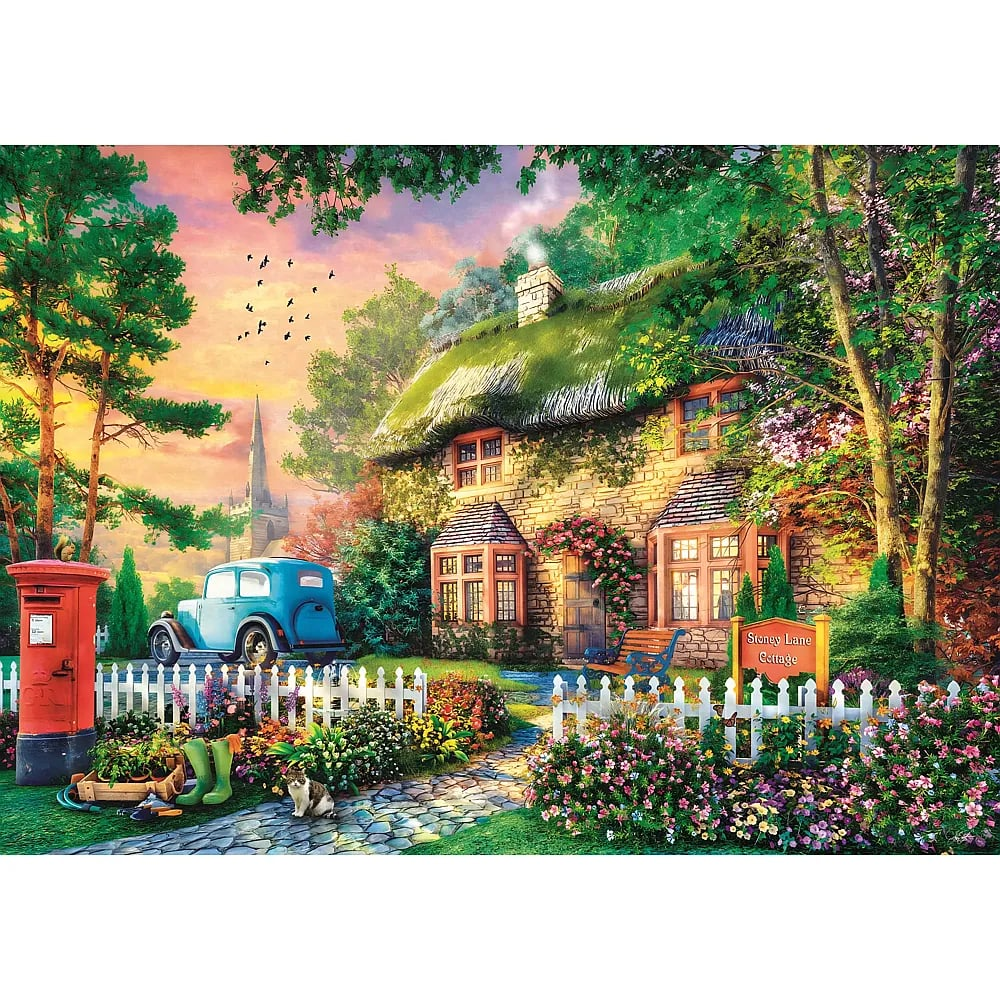 Ein charmantes Cottages mit Reetdach bei Sonnenuntergang, mit blauem Auto, rotem Briefkasten, Blumen und einem Kater.