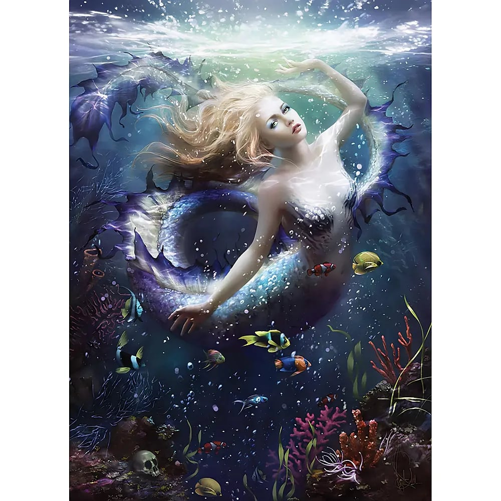 Eine blonde Meerjungfrau mit blauem Schwanz schwimmt im Meer mit Fischen und Korallen.