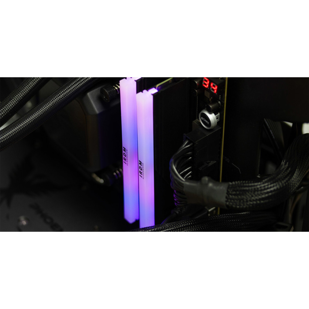 Zbliżenie dwóch kości RAM RGB świecących fioletowym i niebieskim światłem w PC.
