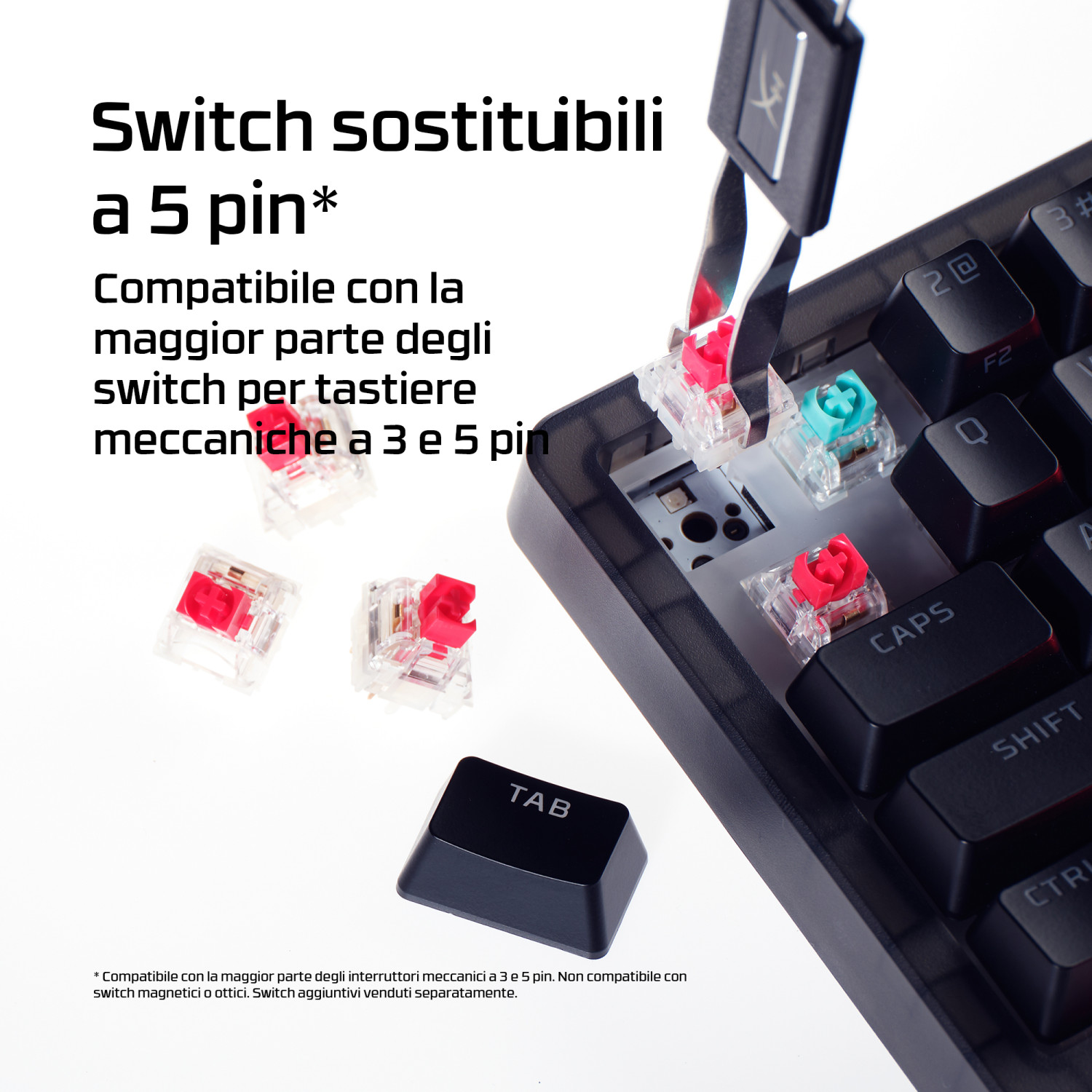 Una herramienta extrae un interruptor rojo de un teclado negro, con otros interruptores cerca.