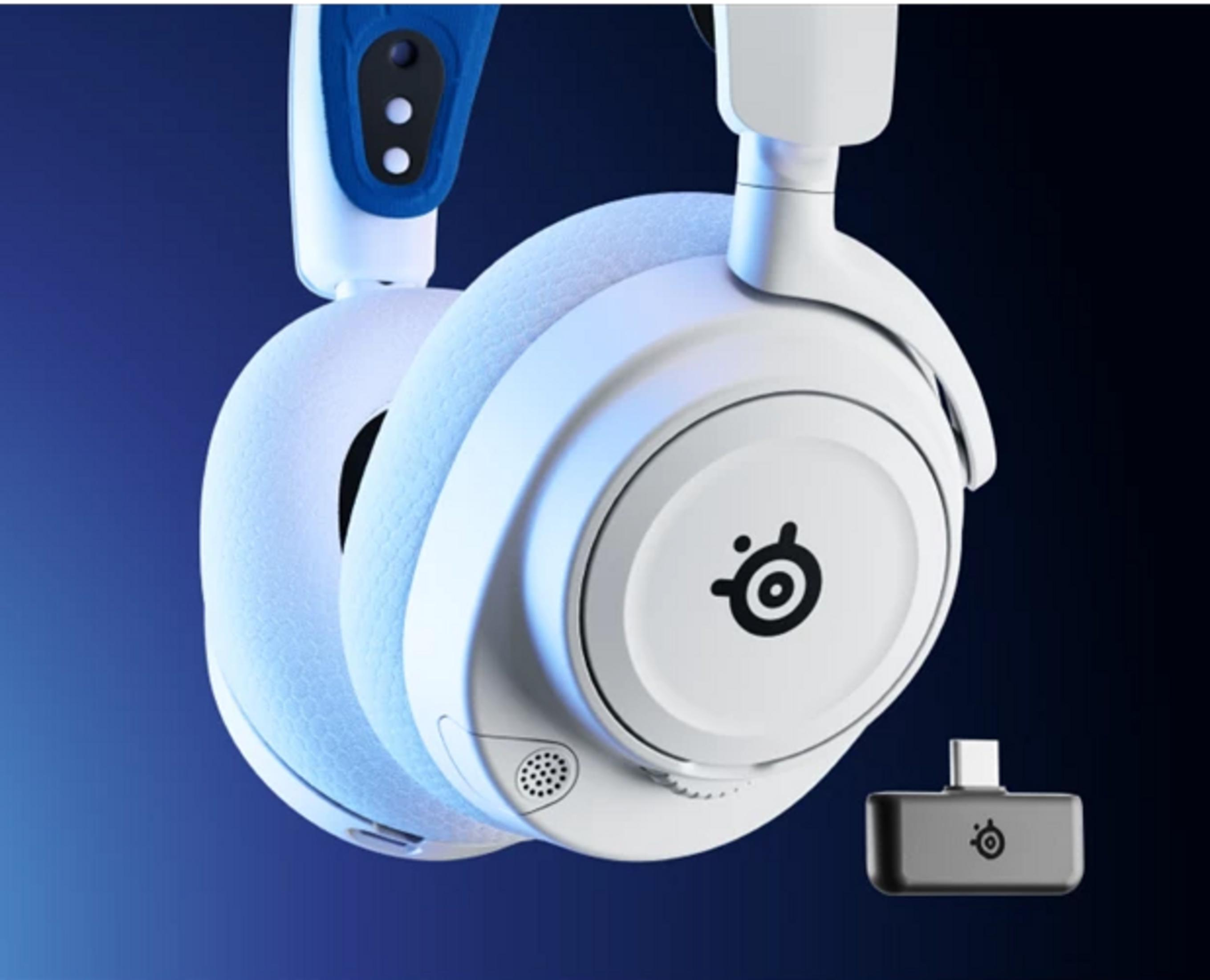 Weisse SteelSeries-Kopfhoerer mit USB-C-Dongle vor blauem Hintergrund.