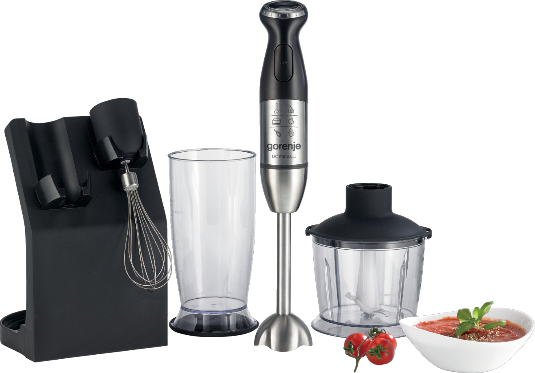 Blender ręczny Gorenje z akcesoriami i miską sosu pomidorowego na białym tle.