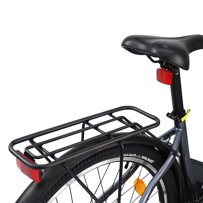Sezione posteriore di bicicletta nera con sella, portapacchi in metallo, catarifrangenti rossi e ruota posteriore su sfondo bianco.