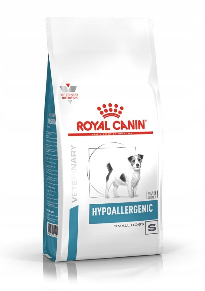 Biała torba karmy dla psów Royal Canin Hypoallergenic z małym Jackiem Russell Terrierem z przodu.