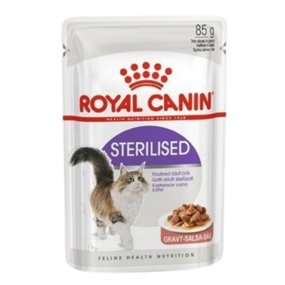Royal Canin Sterilised Katzenfutterbeutel mit flauschiger Katze und Soßestücken.