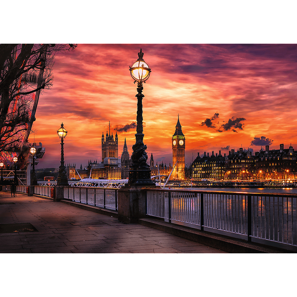 Londoner Skyline bei Sonnenuntergang mit beleuchteten Laternen und Big Ben im Hintergrund.